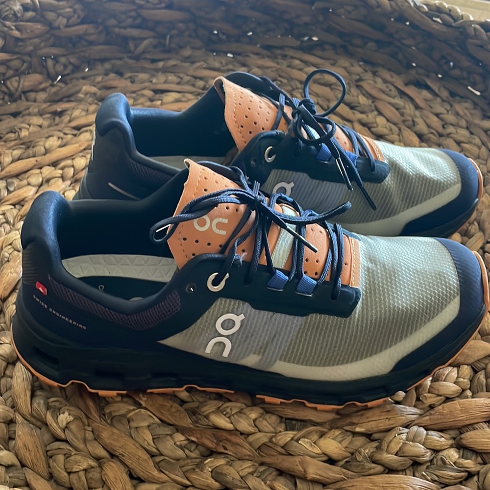 Almost new On Cloud Vista Womens Size 8 Shoe